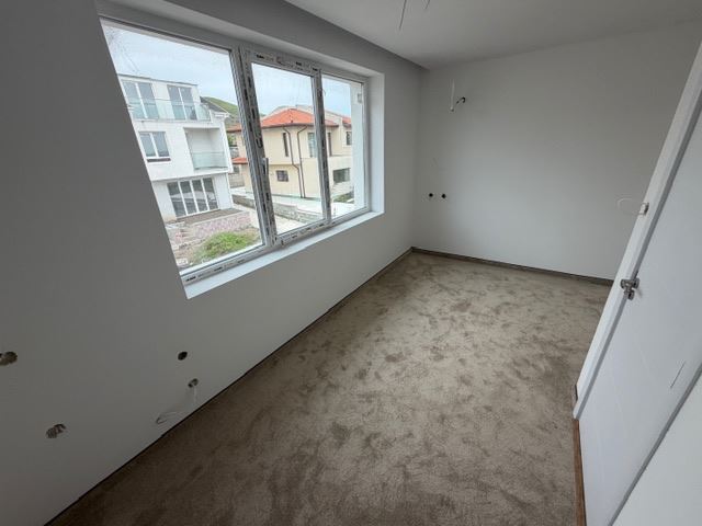 Three-storey terraced house in Banevo – modern construction, yard and two parking spaces