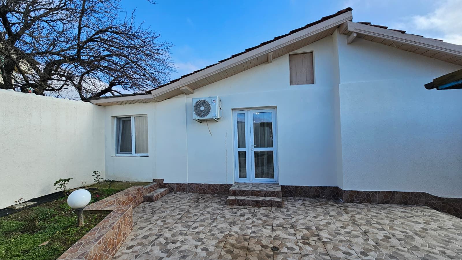 Exceptional single-story house with a spacious yard in the peaceful village of Kosharitsa