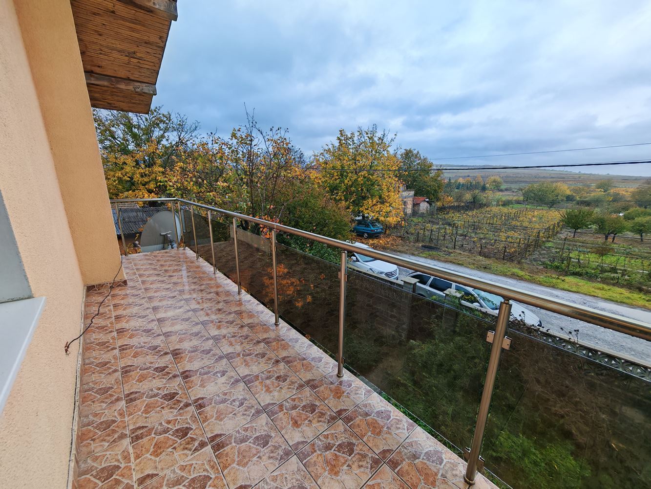 Detached two-storey house with a large yard and vineyard in Poroy village – space, comfort and tranquility