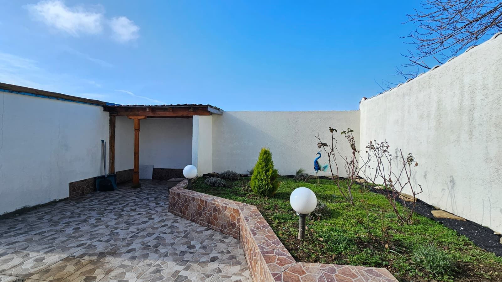 Exceptional single-story house with a spacious yard in the peaceful village of Kosharitsa