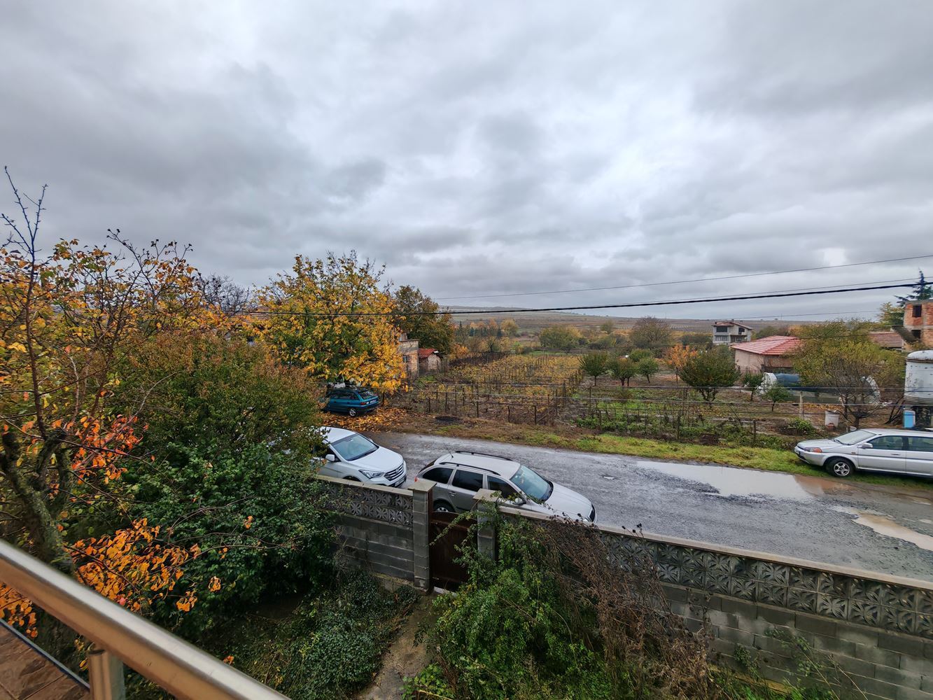 Detached two-storey house with a large yard and vineyard in Poroy village – space, comfort and tranquility