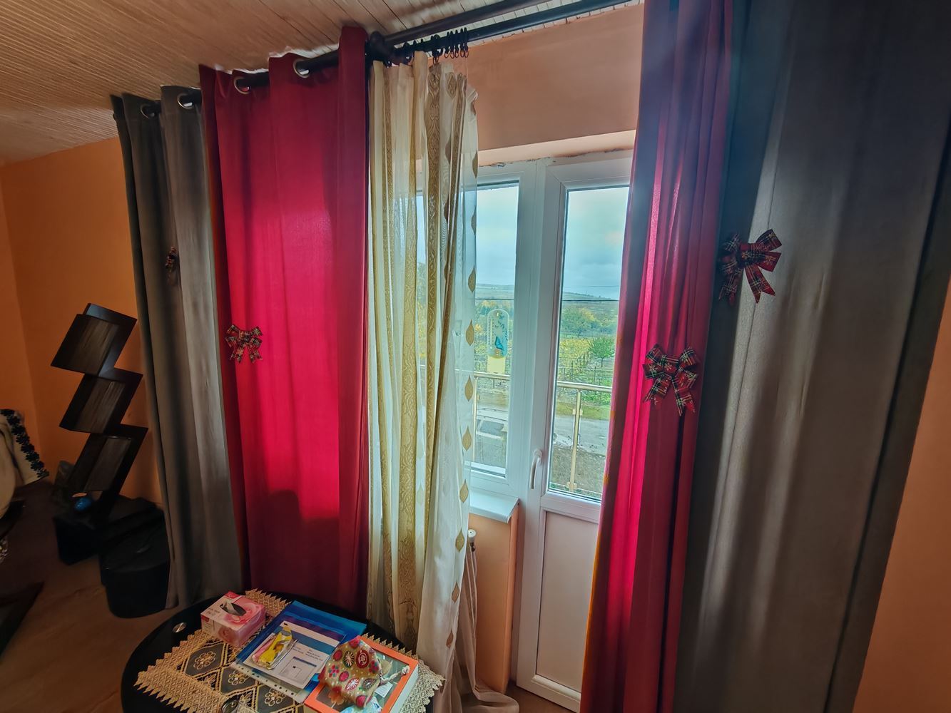 Detached two-storey house with a large yard and vineyard in Poroy village – space, comfort and tranquility