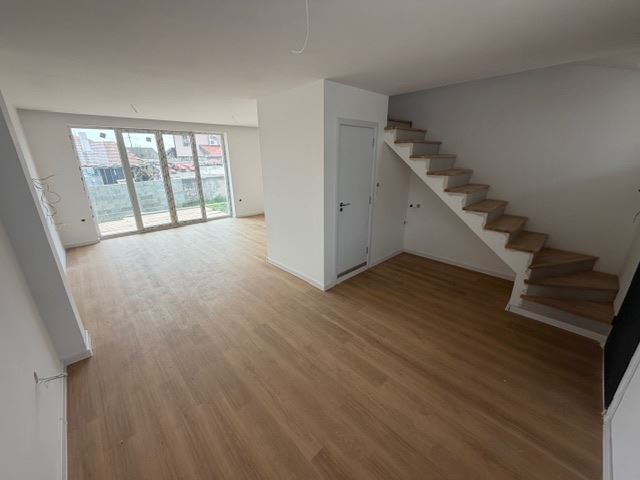 Three-storey terraced house in Banevo – modern construction, yard and two parking spaces