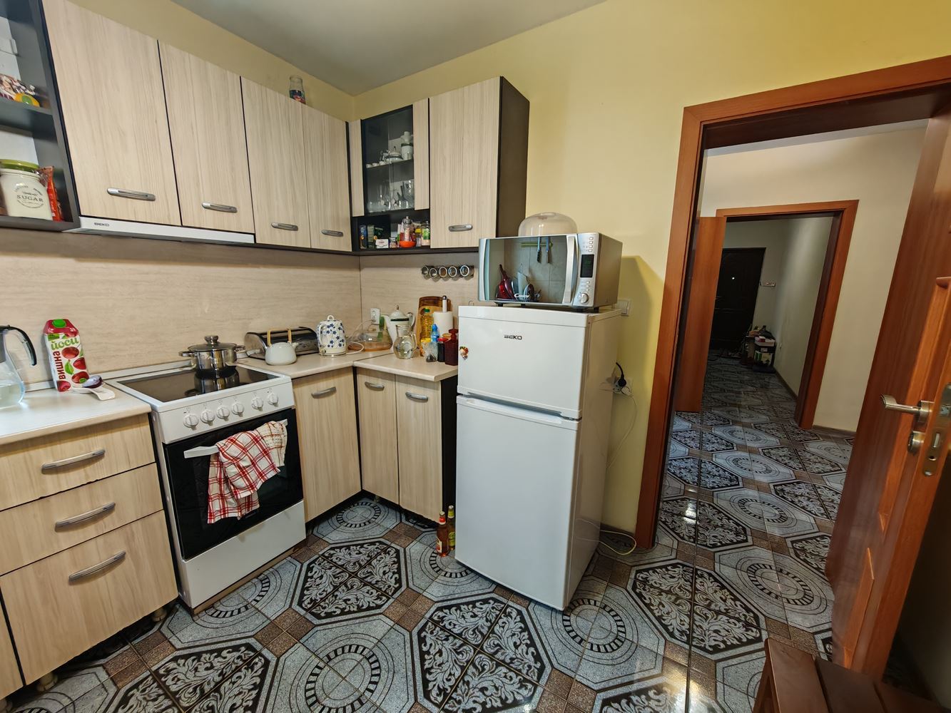 Detached two-storey house with a large yard and vineyard in Poroy village – space, comfort and tranquility