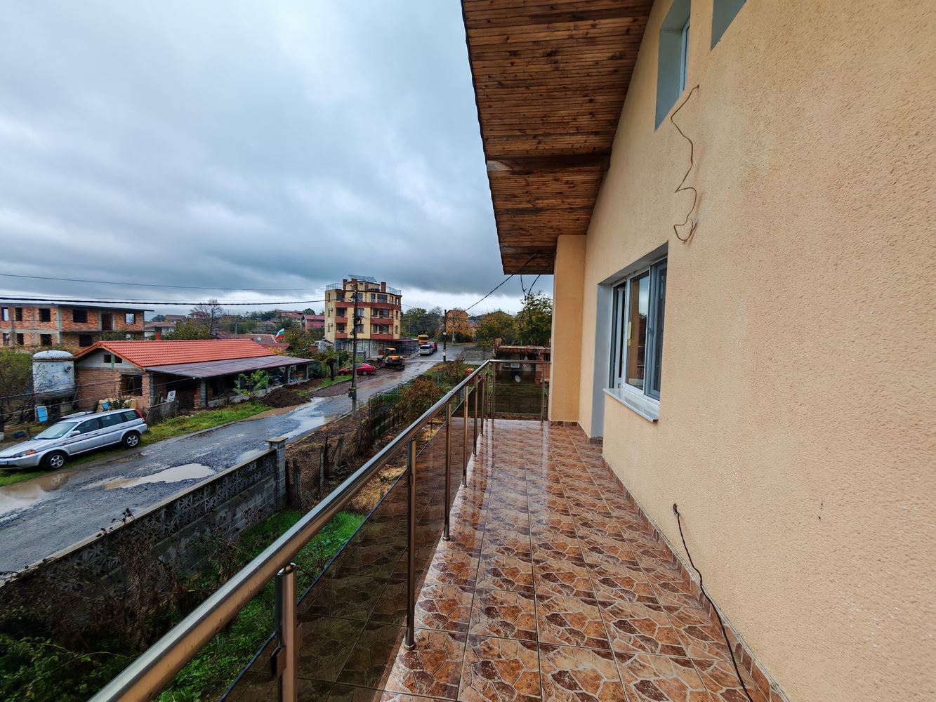 Detached two-storey house with a large yard and vineyard in Poroy village – space, comfort and tranquility
