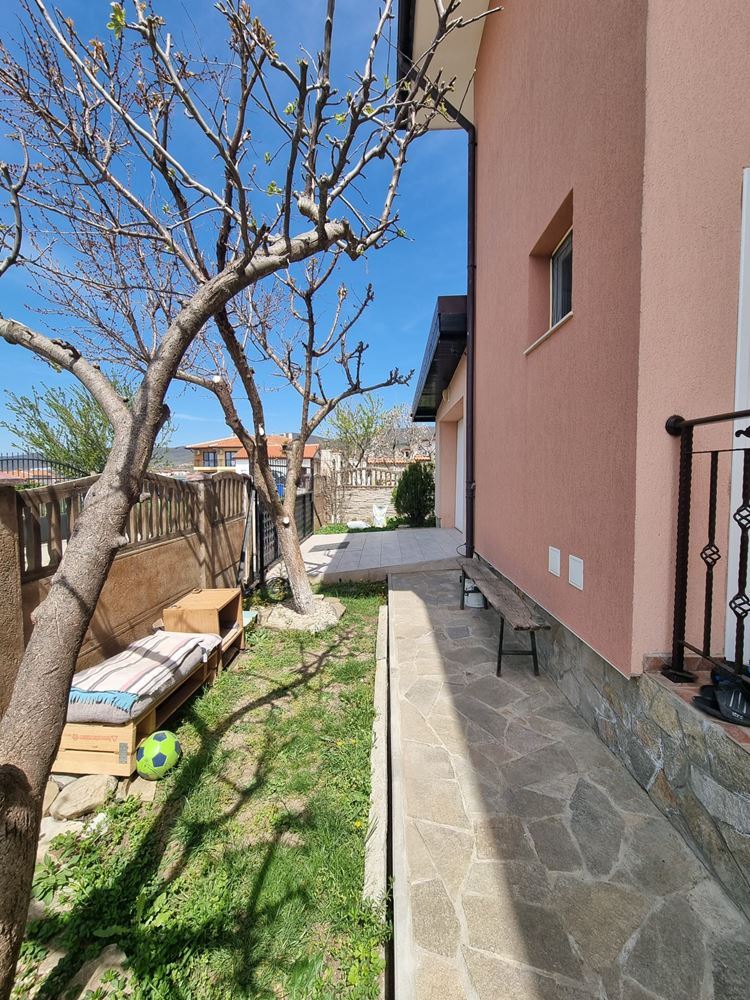 Beautiful two-storey house with yard, garage, and modern heating in Kosharitsa