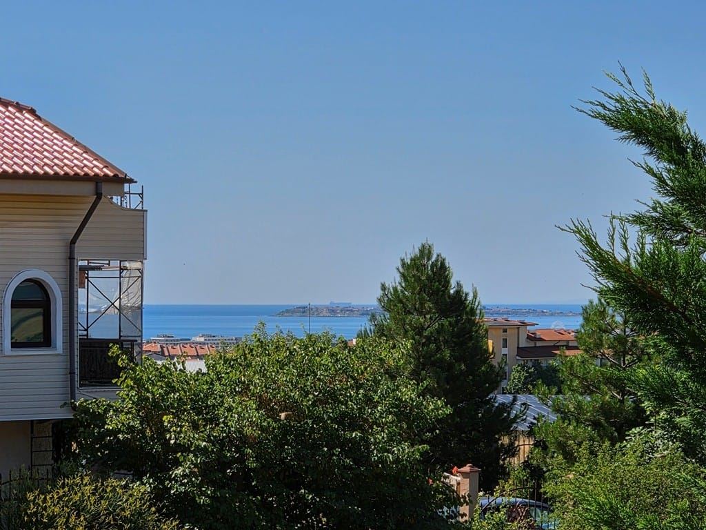 Spacious townhouse in a boutique gated complex – fully furnished, close to the sea and with low running costs
