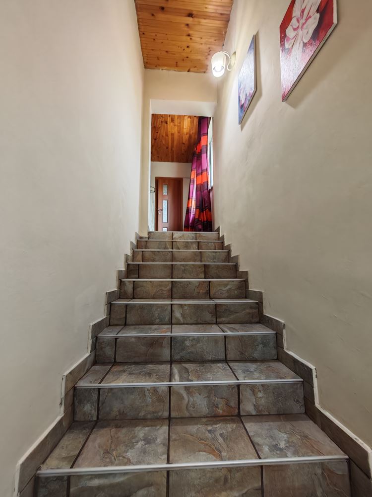 Detached two-storey house with a large yard and vineyard in Poroy village – space, comfort and tranquility
