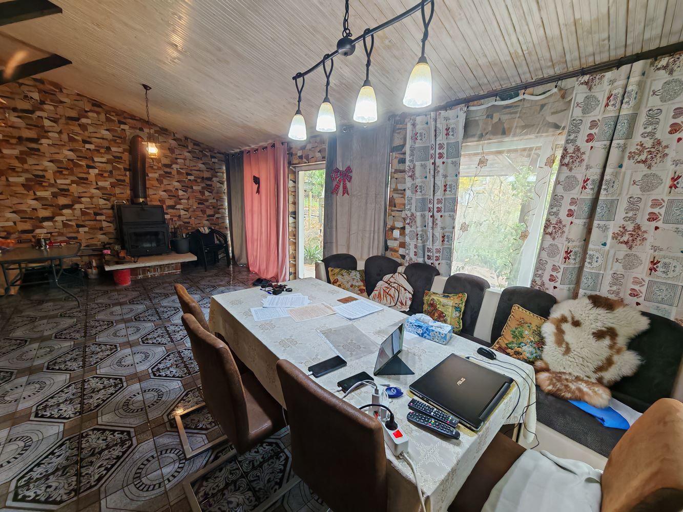 Detached two-storey house with a large yard and vineyard in Poroy village – space, comfort and tranquility