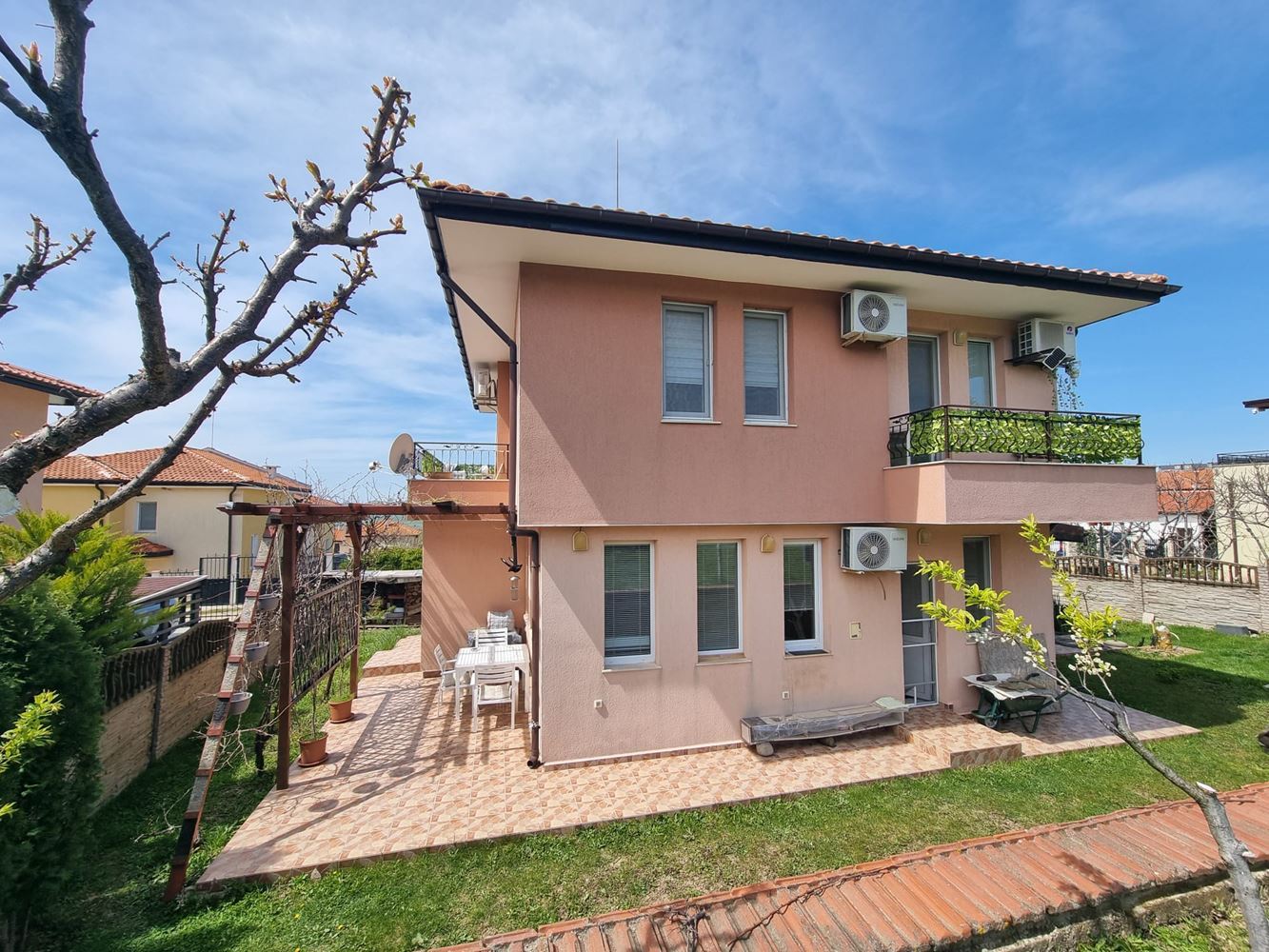 Beautiful two-storey house with yard, garage, and modern heating in Kosharitsa