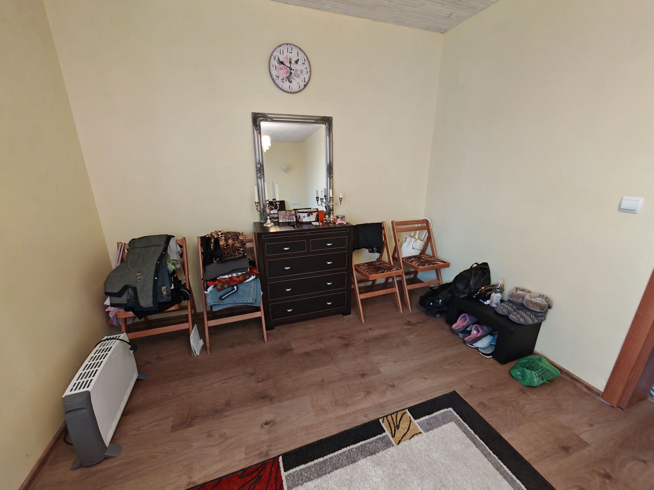 Detached two-storey house with a large yard and vineyard in Poroy village – space, comfort and tranquility