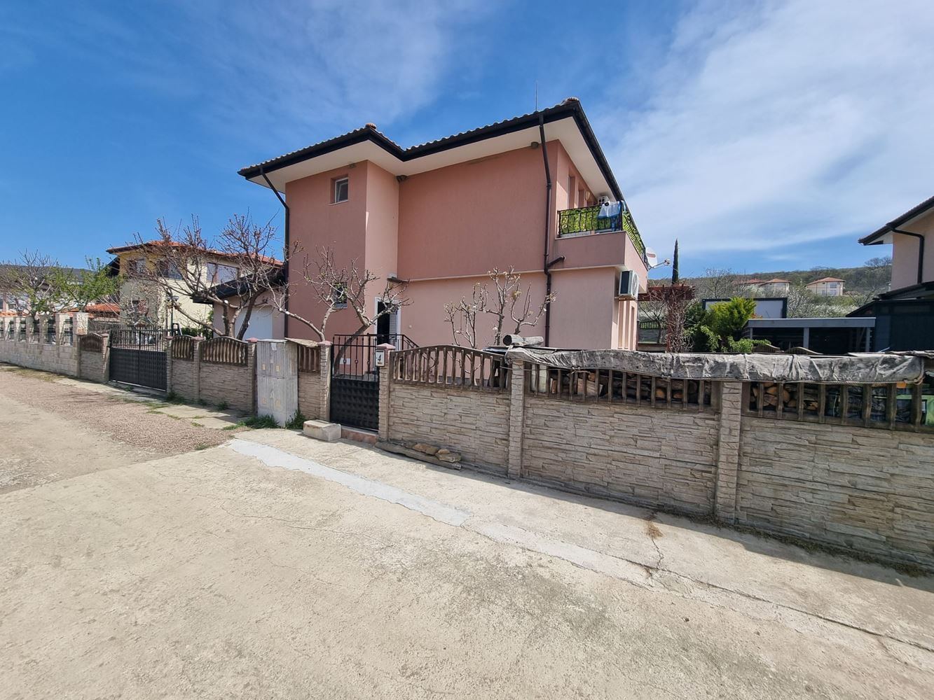 Beautiful two-storey house with yard, garage, and modern heating in Kosharitsa