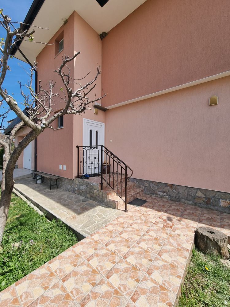 Beautiful two-storey house with yard, garage, and modern heating in Kosharitsa