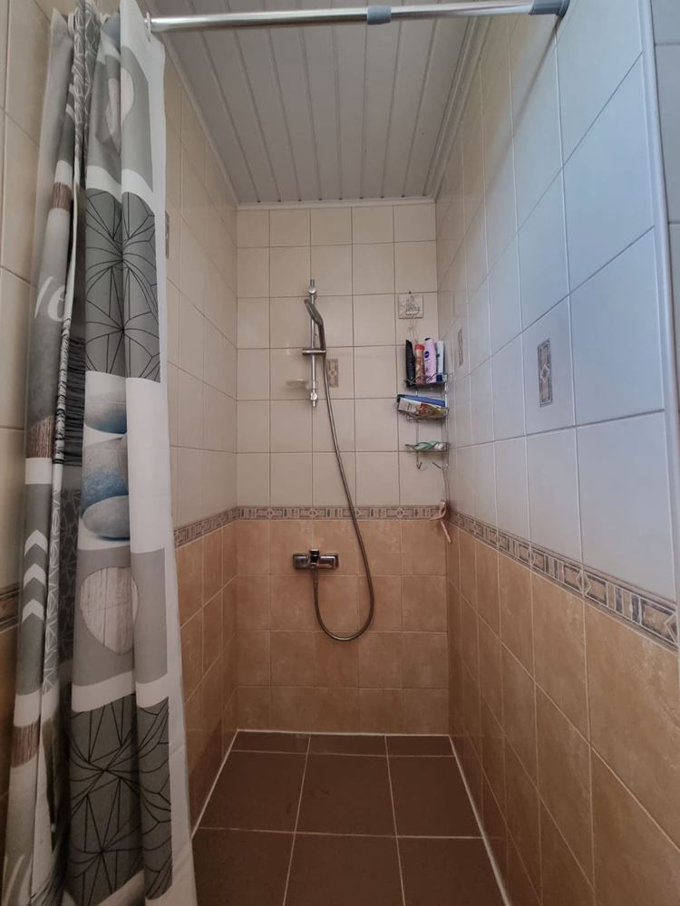 Beautiful two-storey house with yard, garage, and modern heating in Kosharitsa