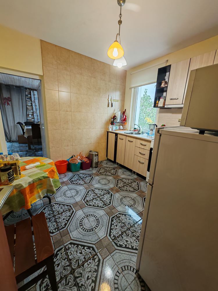 Detached two-storey house with a large yard and vineyard in Poroy village – space, comfort and tranquility
