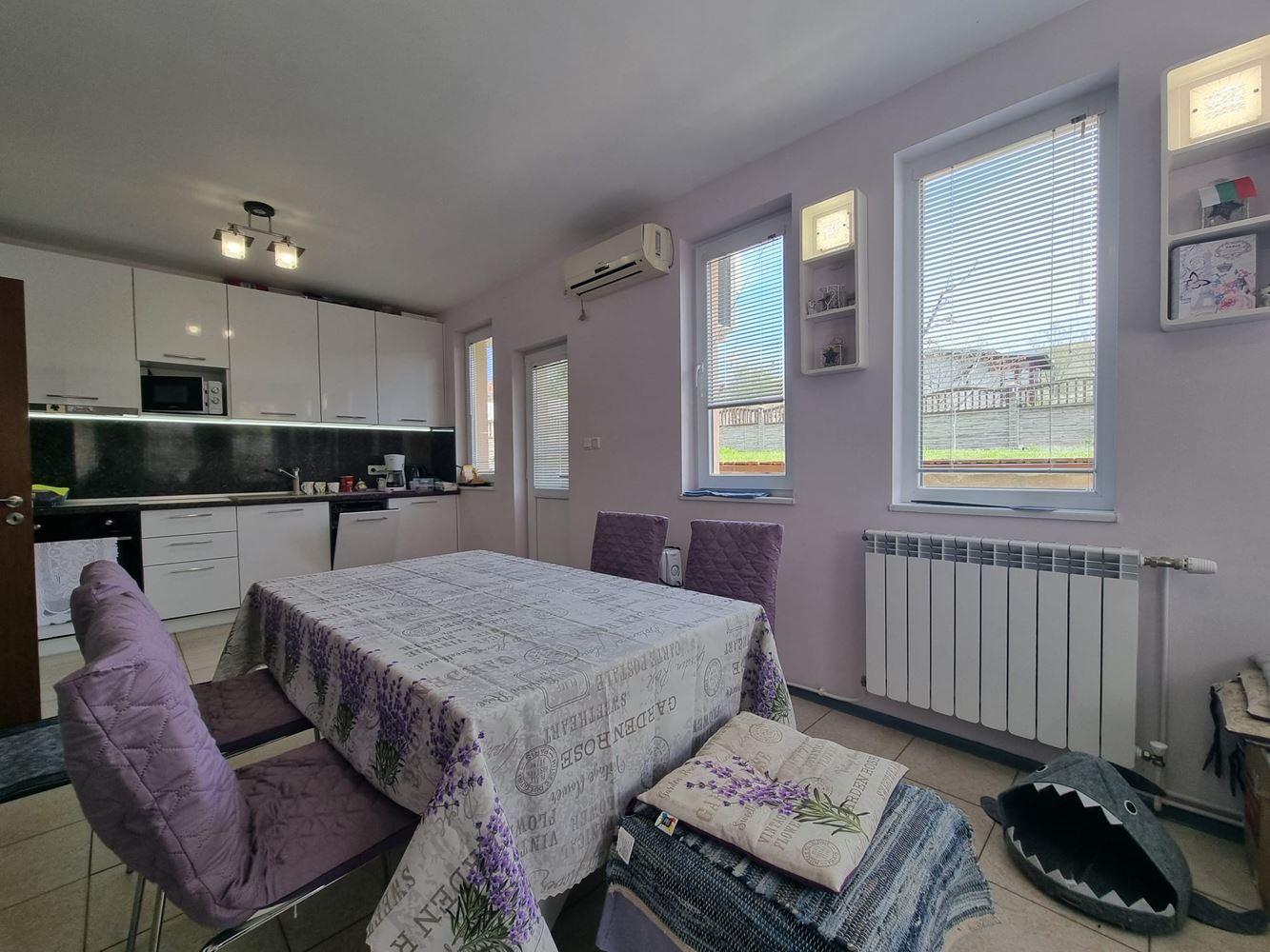 Beautiful two-storey house with yard, garage, and modern heating in Kosharitsa