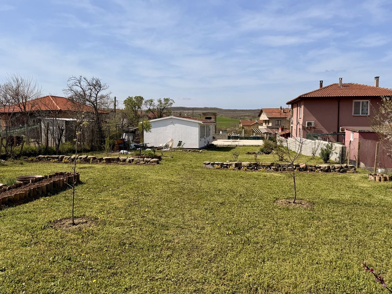 Plot with a house and ready expansion project in the village of Poroy – nature, tranquility, and investment potential just minutes from the sea
