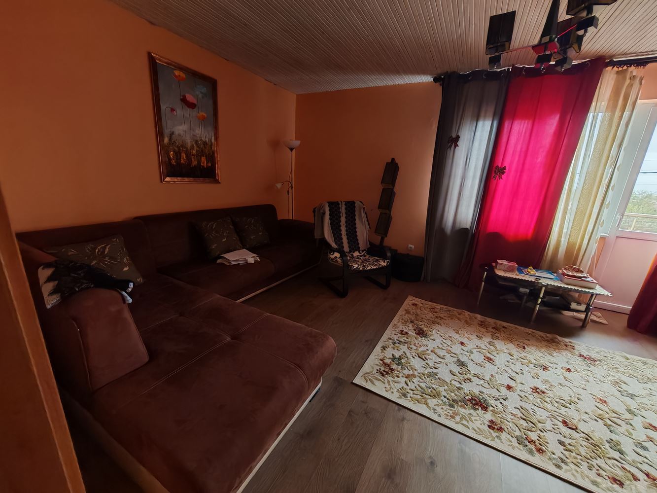 Detached two-storey house with a large yard and vineyard in Poroy village – space, comfort and tranquility
