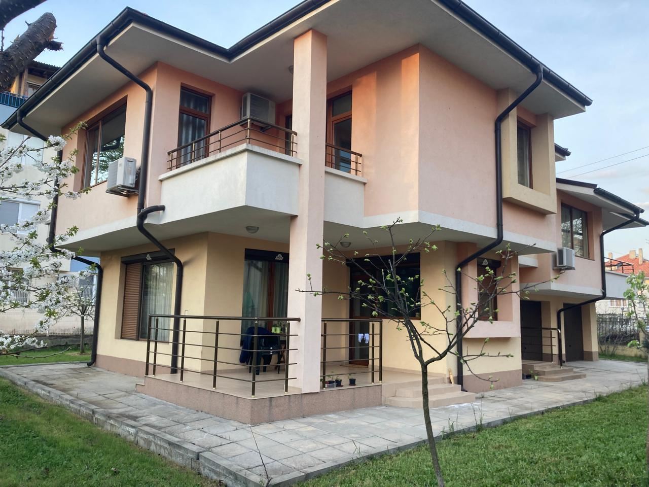 Spacious three-storey single-family house in the center of Ravda – comfort, prestige, and complete independence