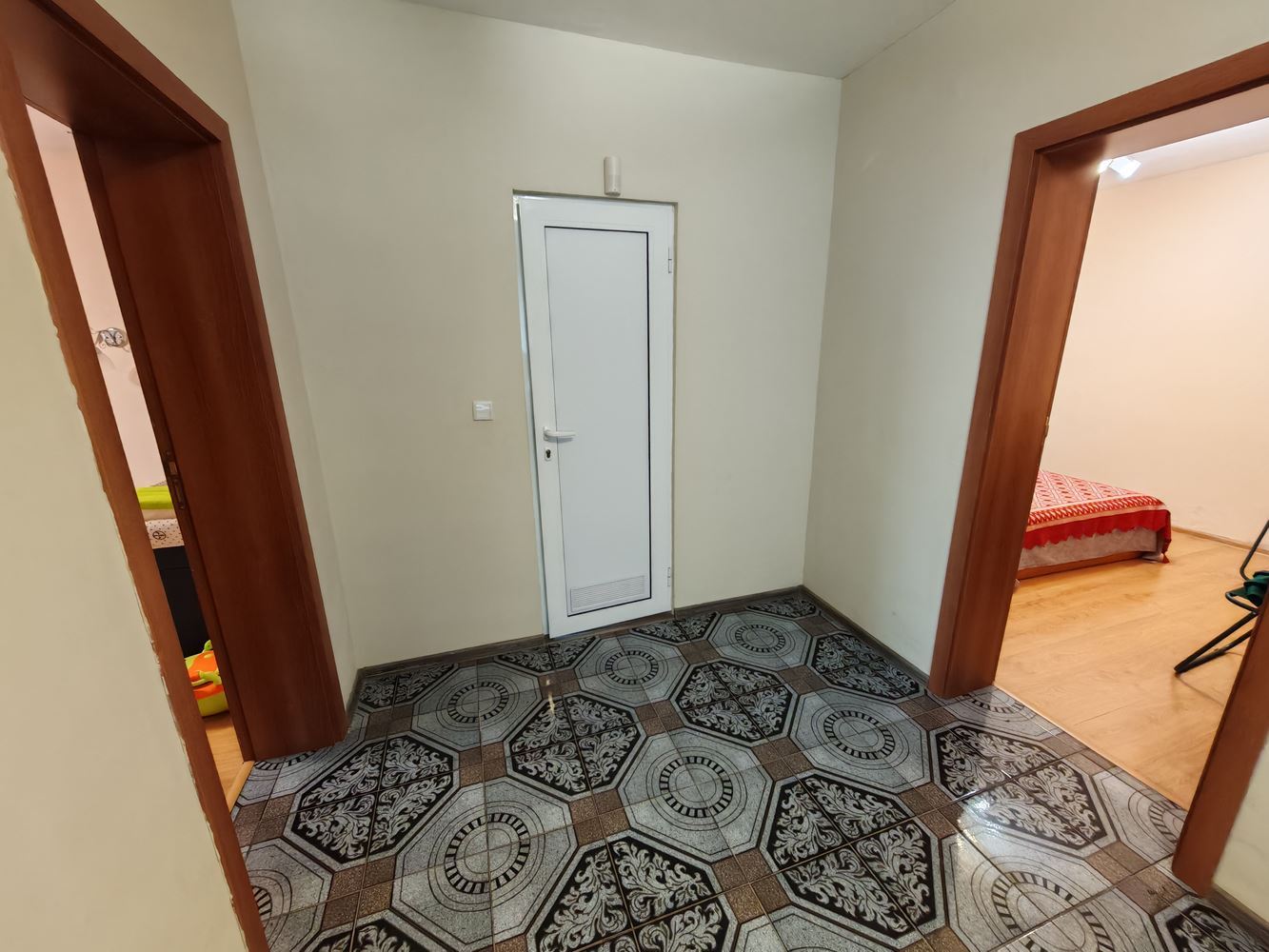 Detached two-storey house with a large yard and vineyard in Poroy village – space, comfort and tranquility
