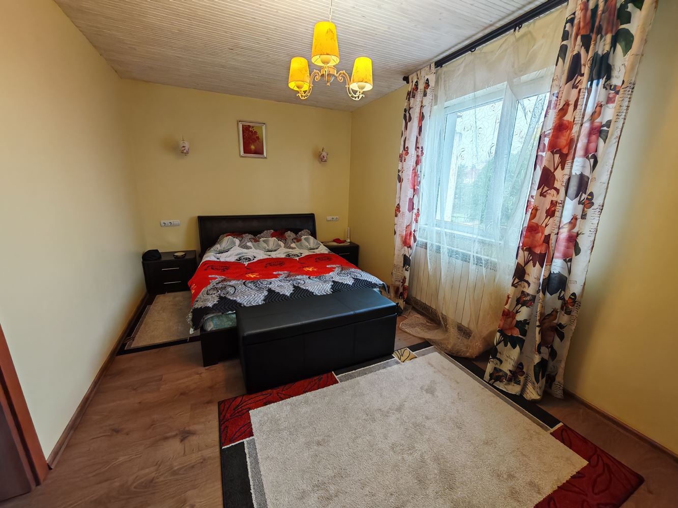 Detached two-storey house with a large yard and vineyard in Poroy village – space, comfort and tranquility