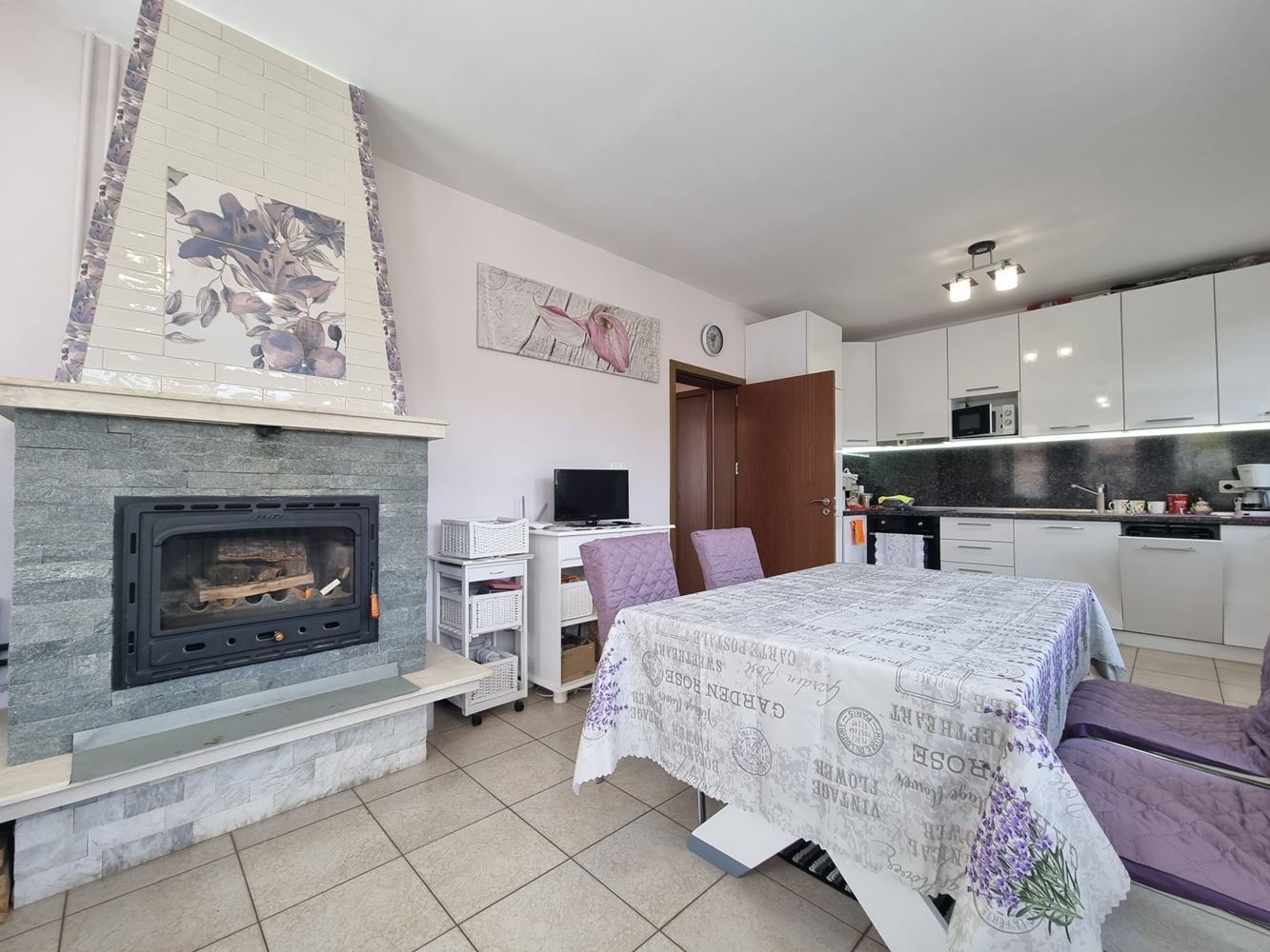 Beautiful two-storey house with yard, garage, and modern heating in Kosharitsa