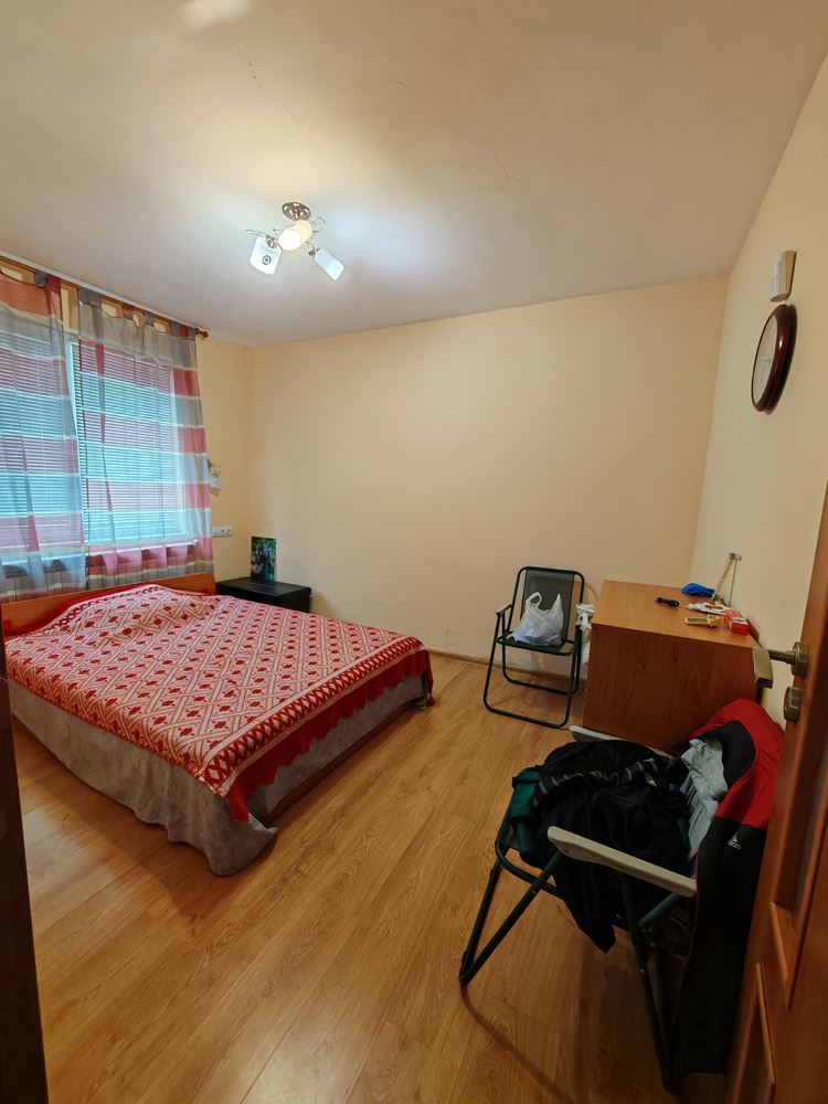 Detached two-storey house with a large yard and vineyard in Poroy village – space, comfort and tranquility