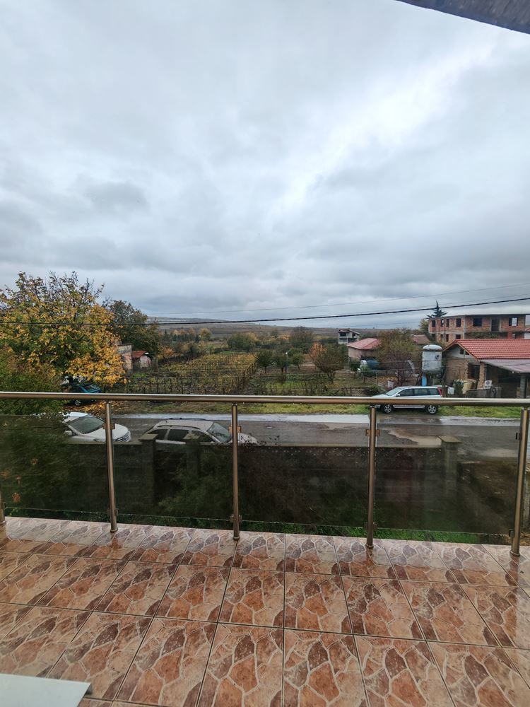 Detached two-storey house with a large yard and vineyard in Poroy village – space, comfort and tranquility