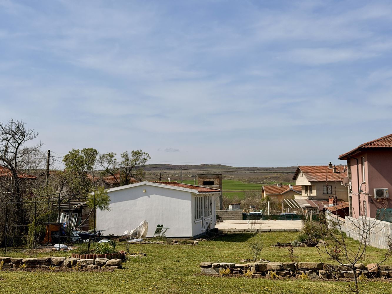 Plot with a house and ready expansion project in the village of Poroy – nature, tranquility, and investment potential just minutes from the sea
