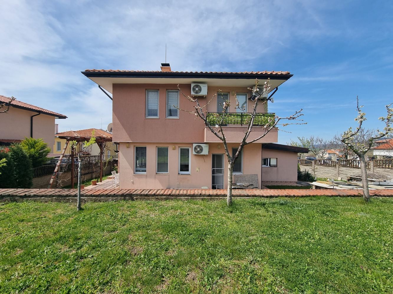 Beautiful two-storey house with yard, garage, and modern heating in Kosharitsa