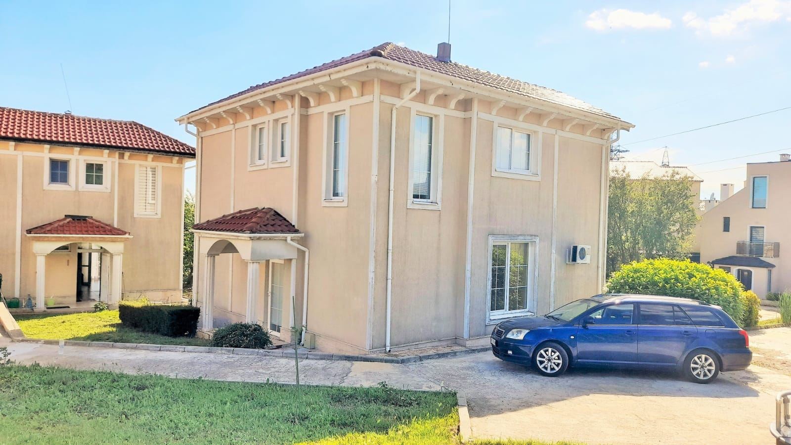 Detached house with yard and swimming pool in a villa zone of Sunny Beach