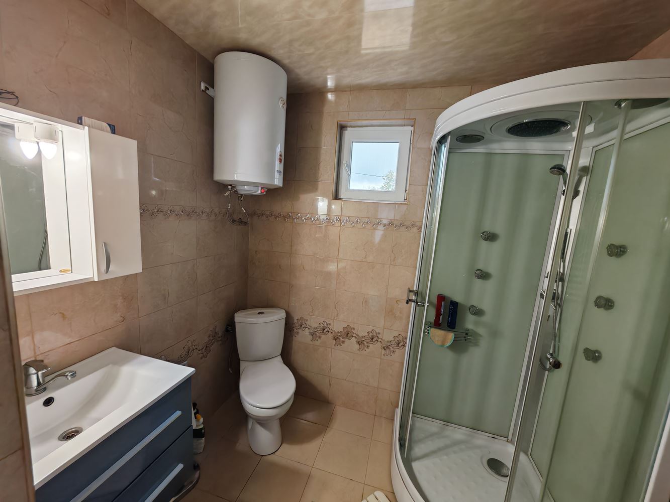 Detached two-storey house with a large yard and vineyard in Poroy village – space, comfort and tranquility