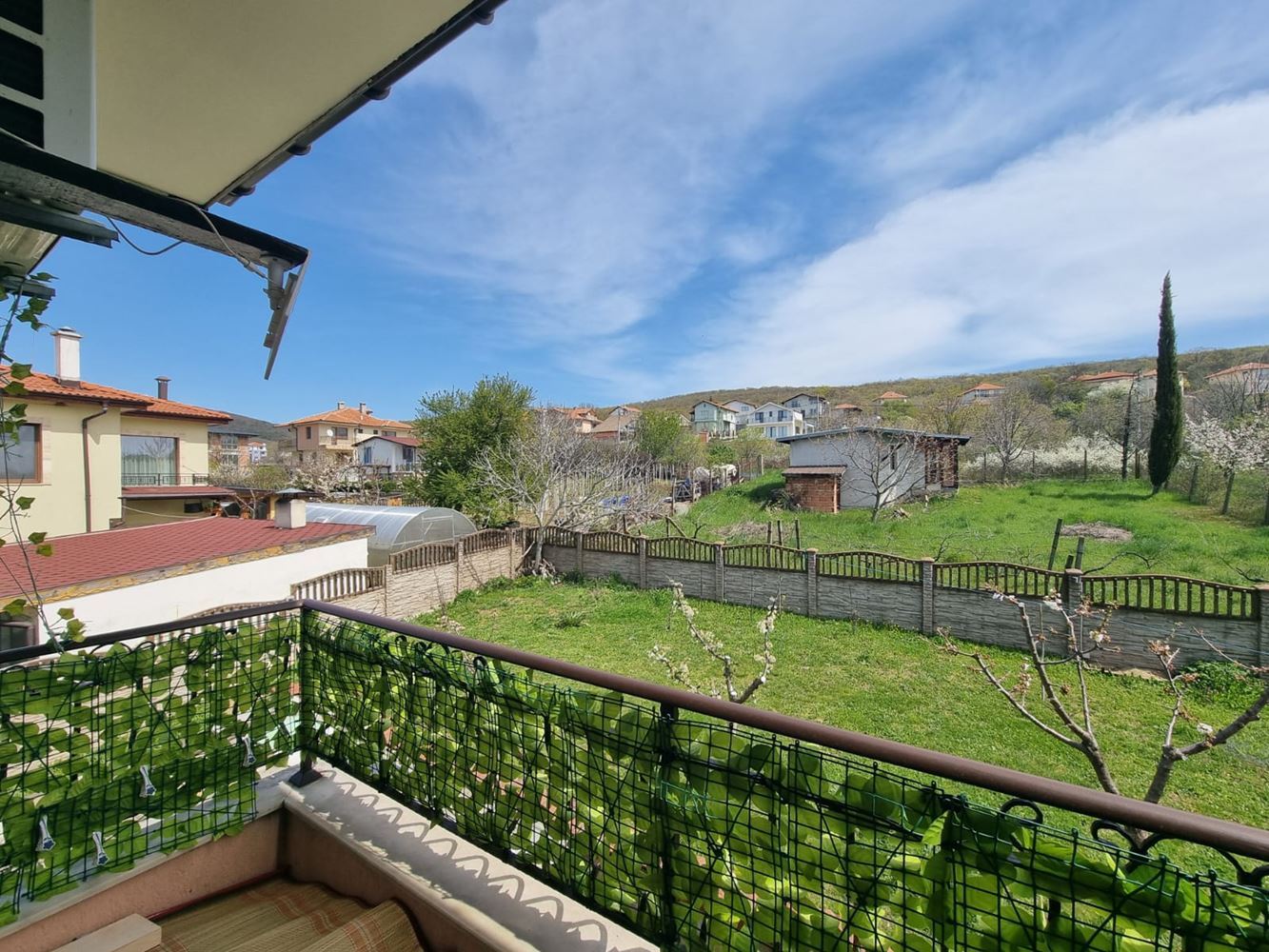 Beautiful two-storey house with yard, garage, and modern heating in Kosharitsa