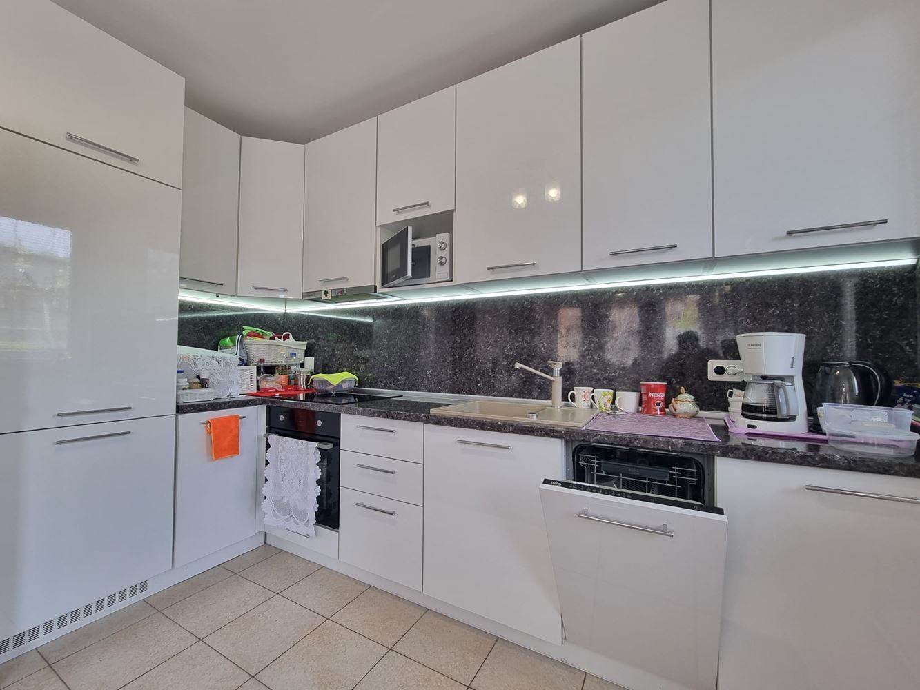 Beautiful two-storey house with yard, garage, and modern heating in Kosharitsa
