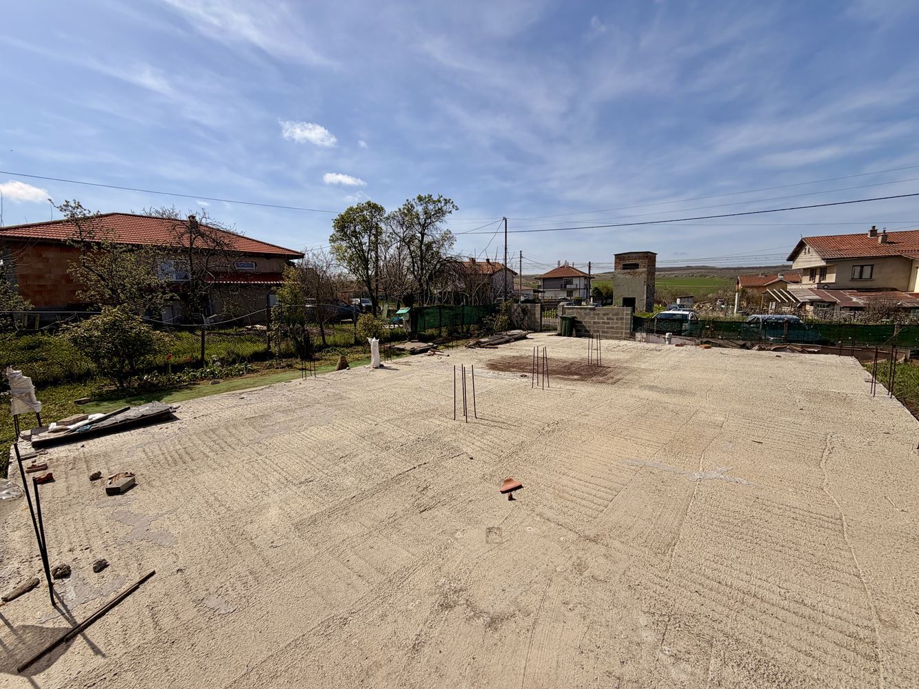 Plot with a house and ready expansion project in the village of Poroy – nature, tranquility, and investment potential just minutes from the sea