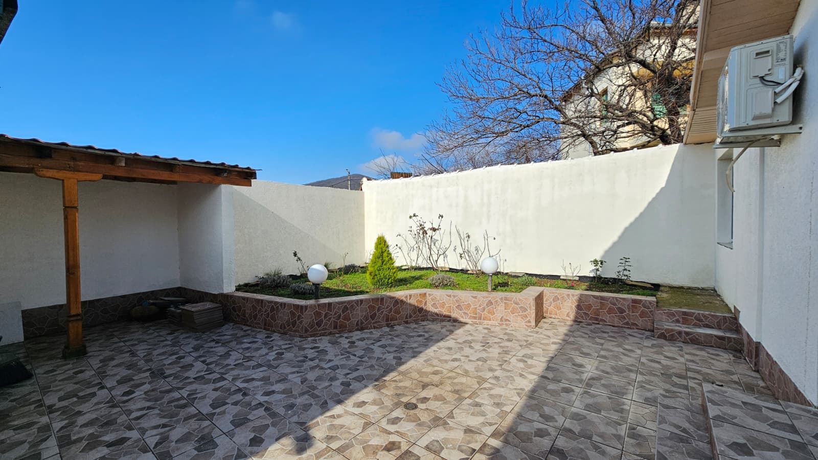 Exceptional single-story house with a spacious yard in the peaceful village of Kosharitsa