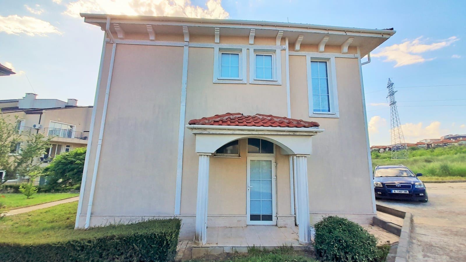 Detached house with yard and swimming pool in a villa zone of Sunny Beach