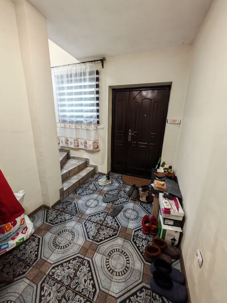 Detached two-storey house with a large yard and vineyard in Poroy village – space, comfort and tranquility
