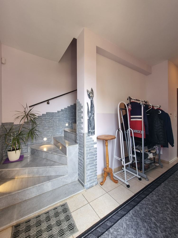 Beautiful two-storey house with yard, garage, and modern heating in Kosharitsa
