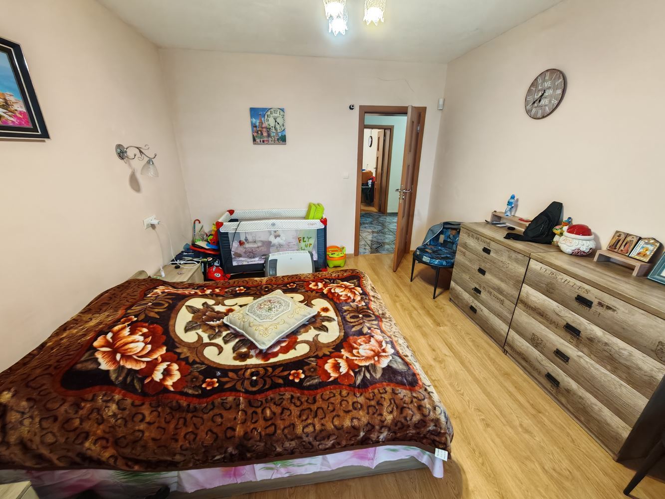 Detached two-storey house with a large yard and vineyard in Poroy village – space, comfort and tranquility