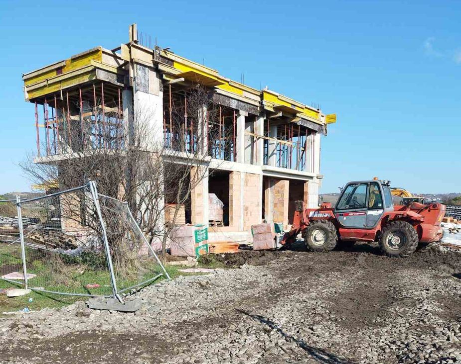Modern House with Five Rooms and a 400 m² Yard, Three Bedrooms and No Maintenance Fee in Vetren, Burgas