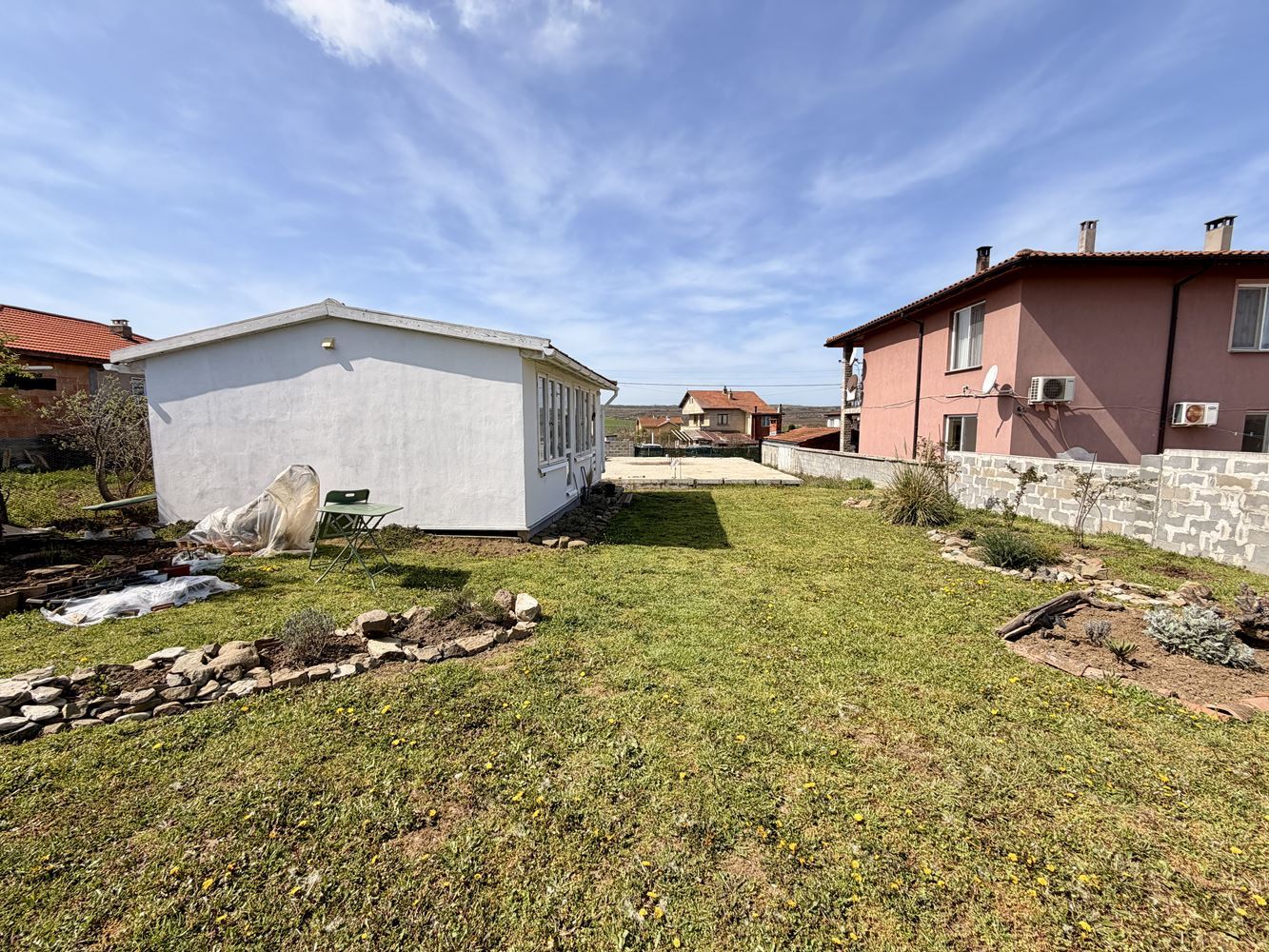 Plot with a house and ready expansion project in the village of Poroy – nature, tranquility, and investment potential just minutes from the sea