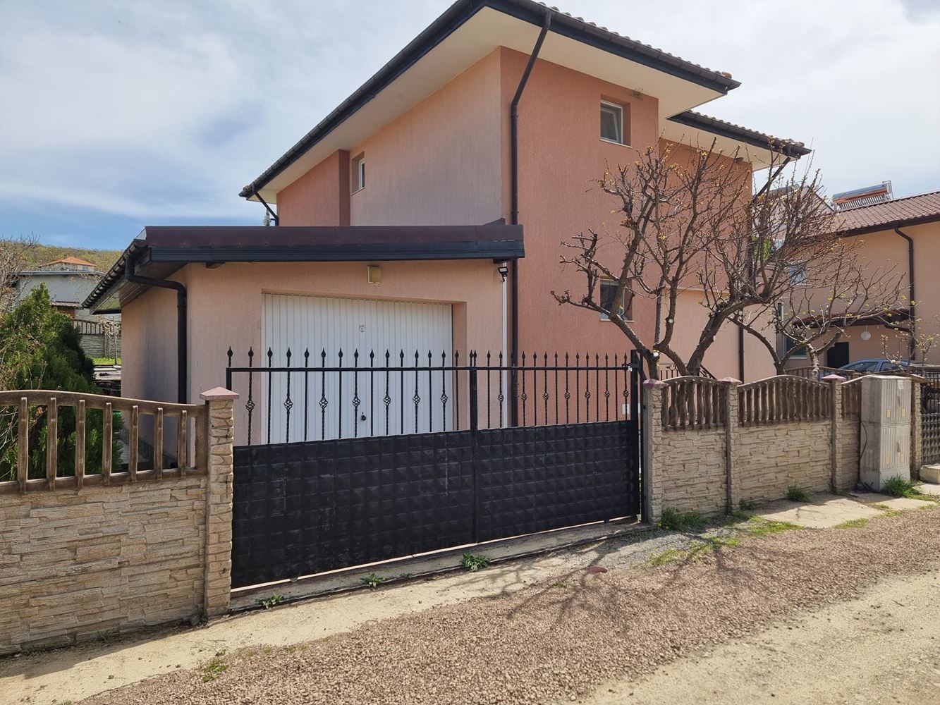 Beautiful two-storey house with yard, garage, and modern heating in Kosharitsa
