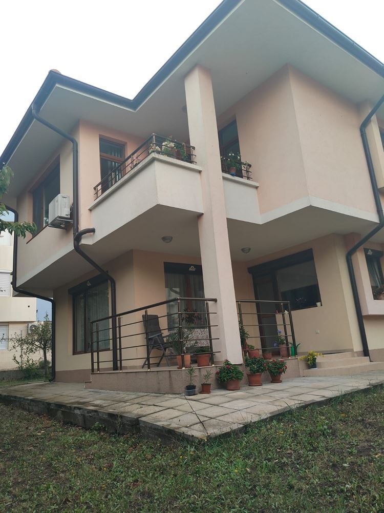 Spacious three-storey single-family house in the center of Ravda – comfort, prestige, and complete independence