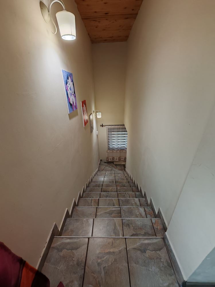 Detached two-storey house with a large yard and vineyard in Poroy village – space, comfort and tranquility