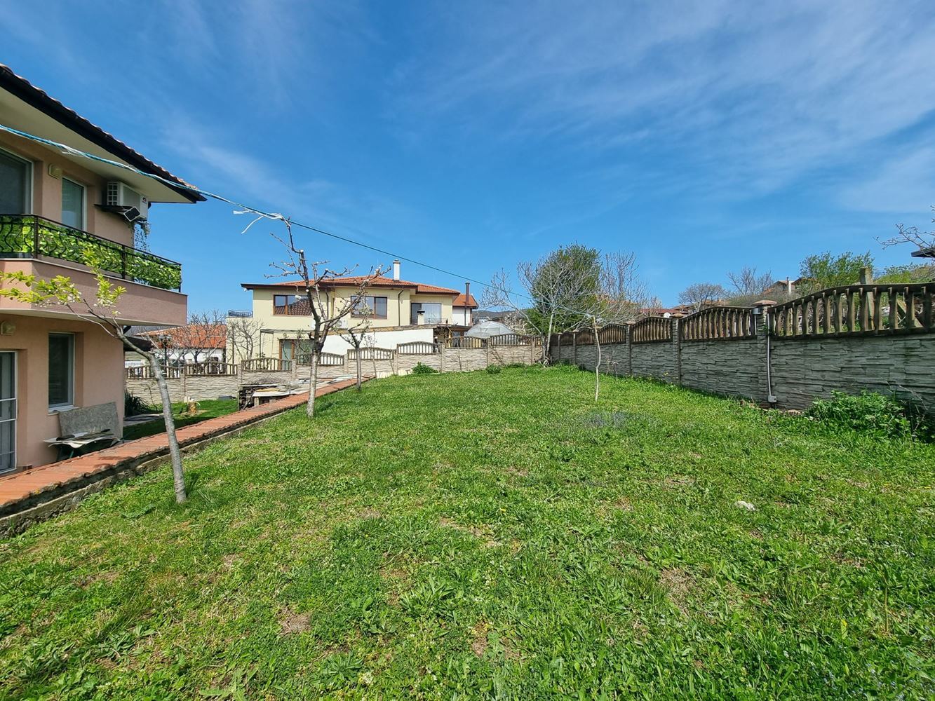 Beautiful two-storey house with yard, garage, and modern heating in Kosharitsa