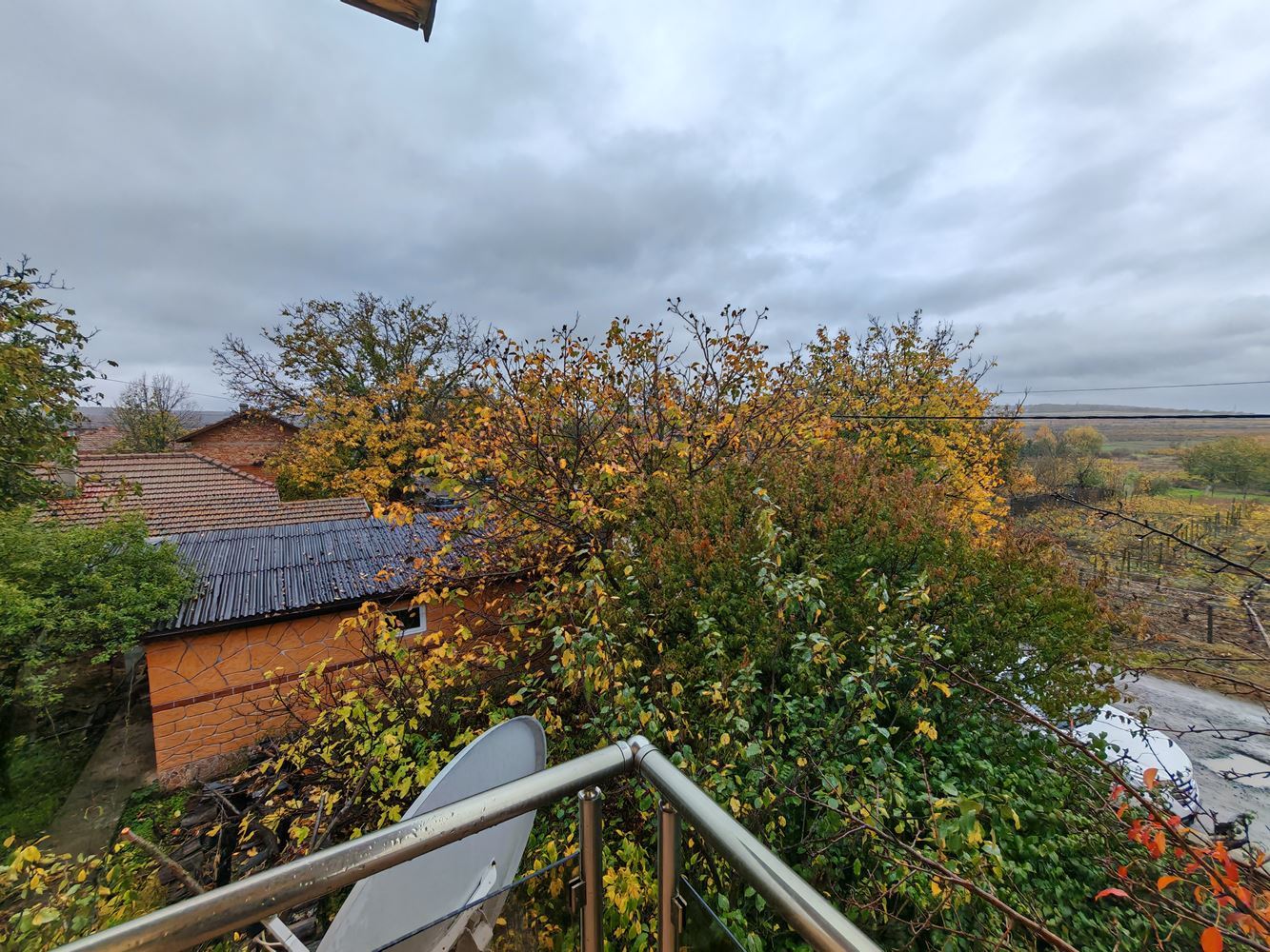Detached two-storey house with a large yard and vineyard in Poroy village – space, comfort and tranquility