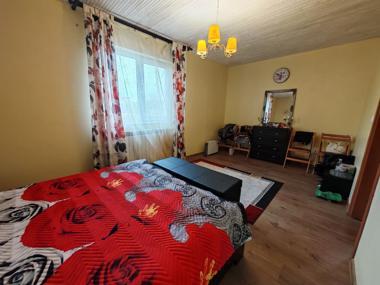 Detached two-storey house with a large yard and vineyard in Poroy village – space, comfort and tranquility