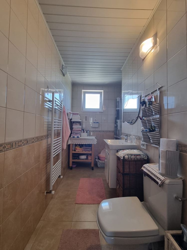 Beautiful two-storey house with yard, garage, and modern heating in Kosharitsa