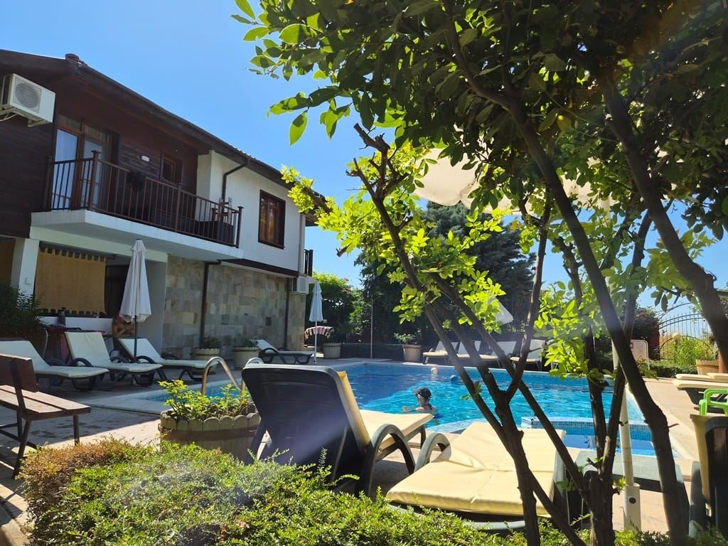 Spacious townhouse in a boutique gated complex – fully furnished, close to the sea and with low running costs